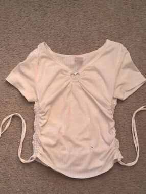 Women's White Short-Sleeve Heart-Detail Cinch Top